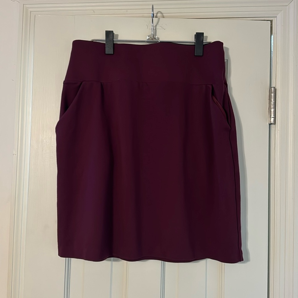 Burgundy midi skirt. Size large. Has pockets! 😁